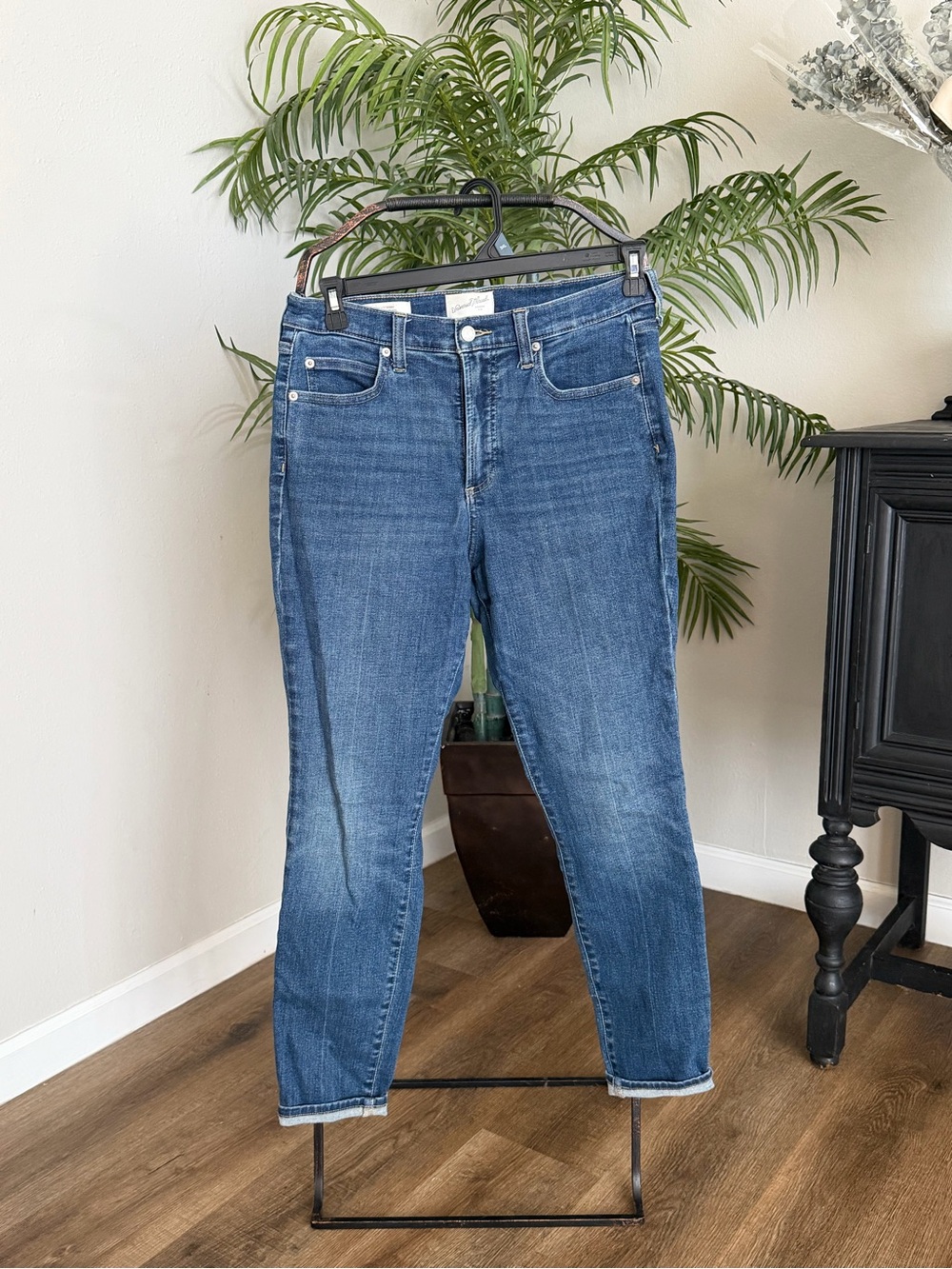 Universal Thread Women's Cropped High-Rise Jeans in Medium Blue